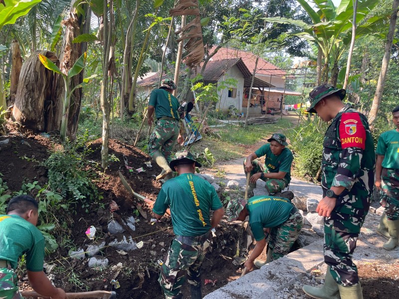 Personel Yonif TP 836/BY dan Warga Kompak Siapkan Adukan Beton untuk Pembangunan Drainase TMMD ke-129
