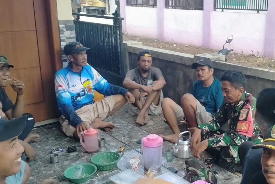 Babinsa Koramil Ploso Sertu Fathona Komsos dengan Warga Kebonagung
