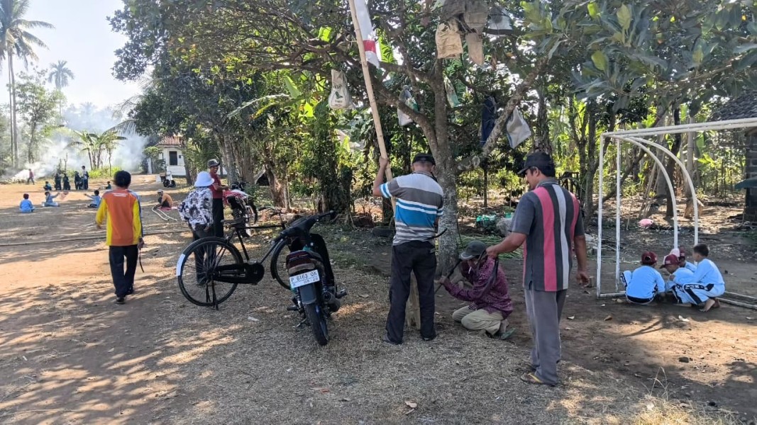 Ketua RW Bersama Warga Gotong Royong Pasang Umbul-Umbul