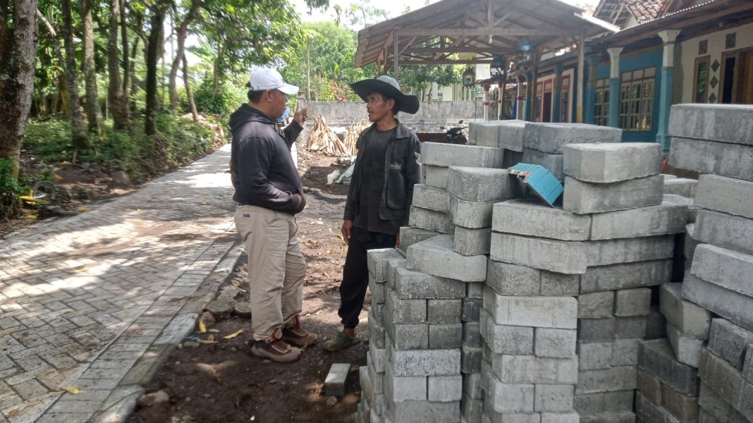 TMMD ke-128 di Probolinggo Perbaiki Akses Dusun Klagin Desa Brabe Lewat Pavingisasi Jalan