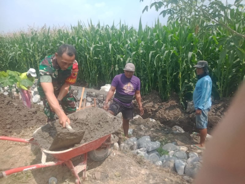 Permudah Akses Pengairan Petani, Babinsa Koramil Sumobito Bangun Saluran Irigasi di Desa Kedungpapar