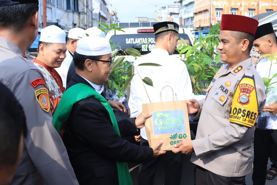 Semangat Idul Fitri dan Hari Hutan Sedunia, Polres Inhil Bagikan Bibit Pohon kepada Warga Tembilahan
