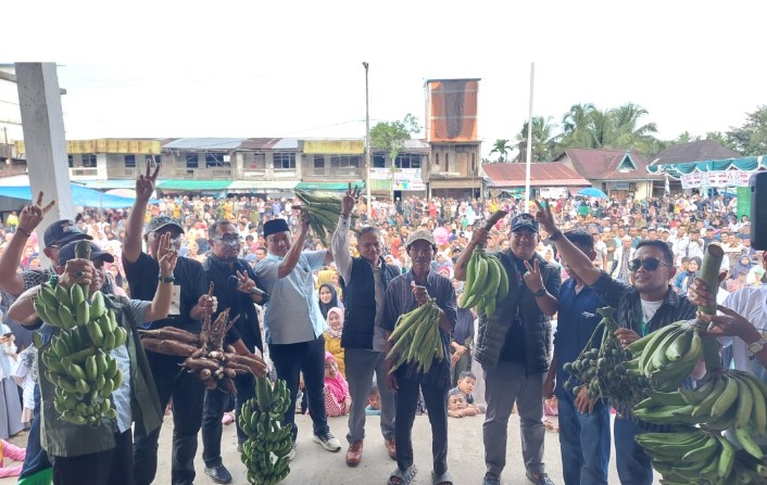 Ungkapan Terima Kasih, Herman Bawakan Dani M Nursalam Jagung Hingga Pinang Saat Kampanye Fermadani
