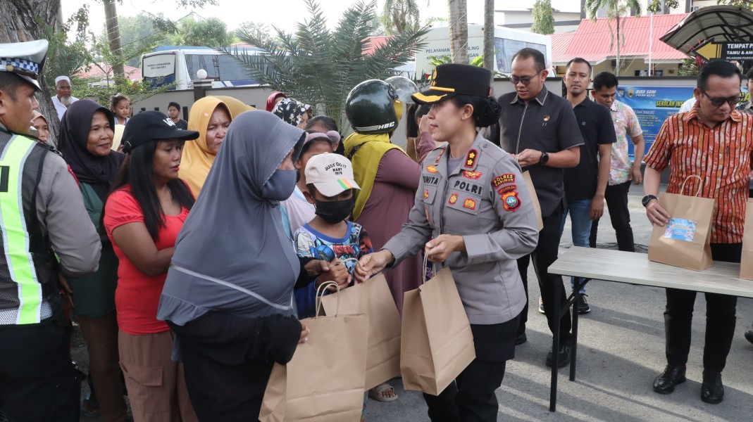 Peduli Sesama Di Bulan Suci Ramadhan, Polres Karimun Berbagi Takjil Ke Masyarakat.