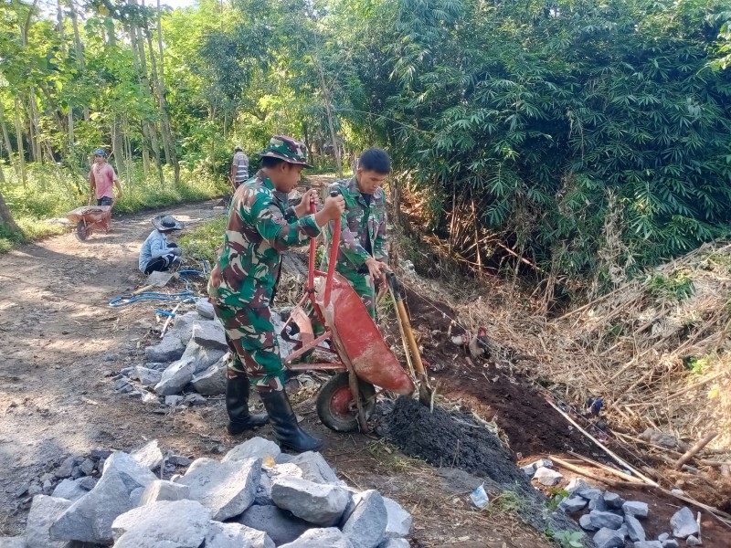 Pembangunan Tanggul Penahan Tanah di Dusun Klagin Desa Brabe Capai 85 Persen