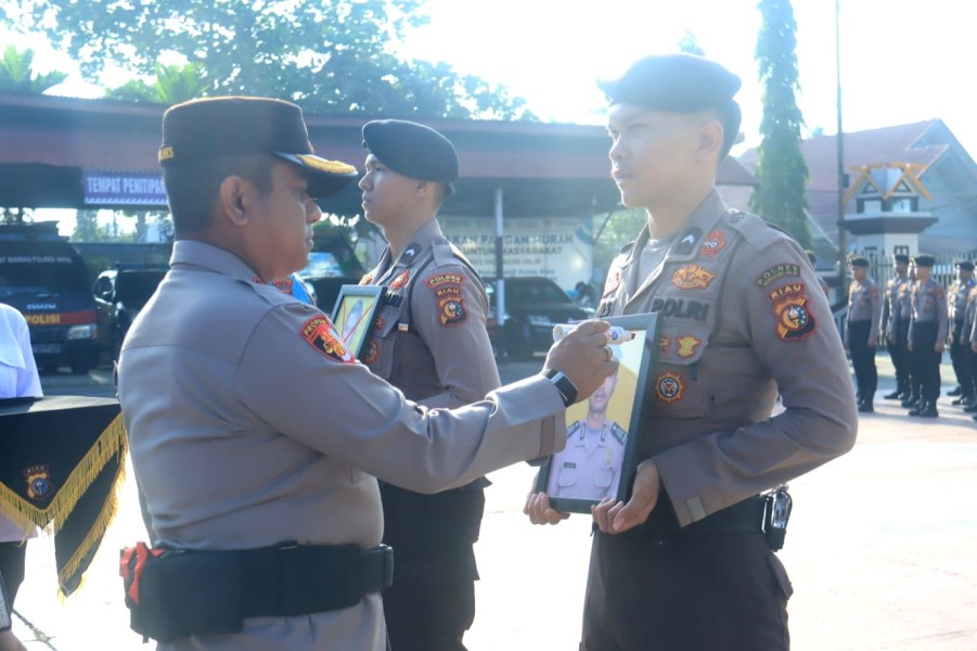 Kapolres Indragiri Hilir Pimpin Gelar Upacara PTDH Terhadap Dua Personel