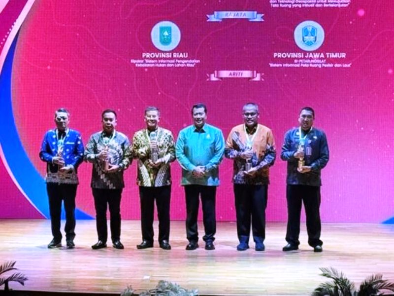 Serius Tangani Karhutla, Pemprov Riau Terima Penghargaan Bhumandala Awards 2025
