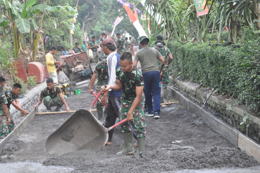 Prada Muhammad Fathor Rosi dan Warga Bergotong Royong Percepat Rabat Beton Demi Kelancaran Akses Masyarakat