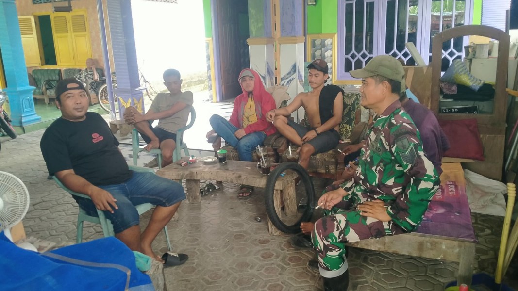 Babinsa Jalin Kemanunggalan dengan Warga Desa Alang-Alang Caruban