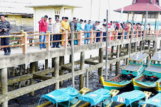 Bupati Inhil Serahkan Bantuan Kapal Motor Sebanyak 18 Unit