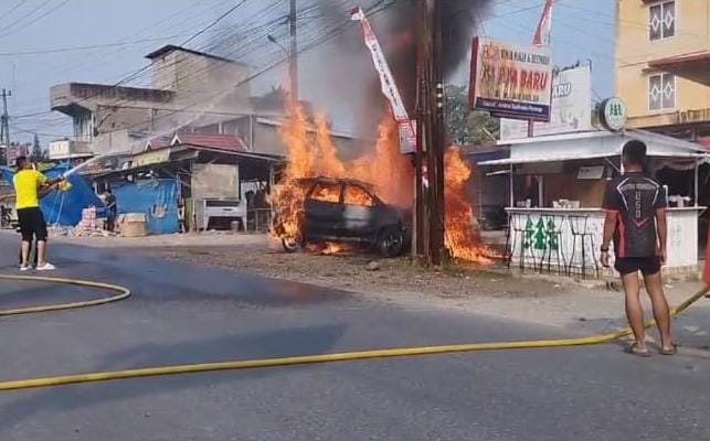 Minibus Hangus Teebakar di Jalan Sudirman Peranap, Sopir Alami Luka Bakar