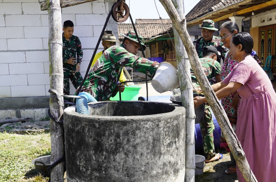 Tanggap Darurat Air Bersih: Satgas TMMD 129 Bojonegoro di Kesongo Guyur 11 Ribu Liter Air untuk Warga Krebet