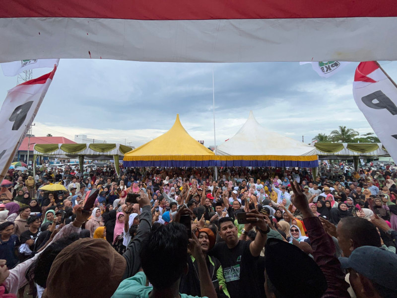 Meski Hujan, Semangat Ribuan Masyarakat Tidak Surut di Kampanye Fermadani
