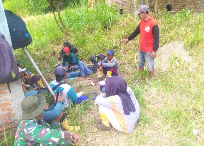 Momen Hangat TMMD 129 Bojonegoro: Ngopi Lesehan di Pinggir Jalan, TNI dan Warga Menyatu Tanpa Jarak