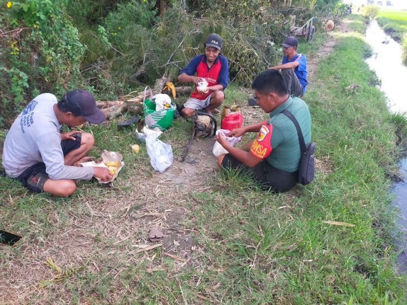 Jalin Keakraban, Babinsa Koramil Gudo Nikmati Sarapan Sambil Serap Aspirasi Petani di Desa Mentaos