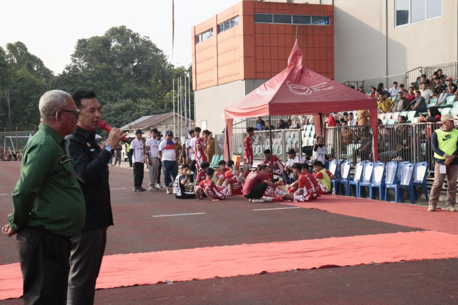 Sekda Inhu Buka Piala Soeratin U-17 Tingkat Provinsi Riau di Stadion Batu Canai