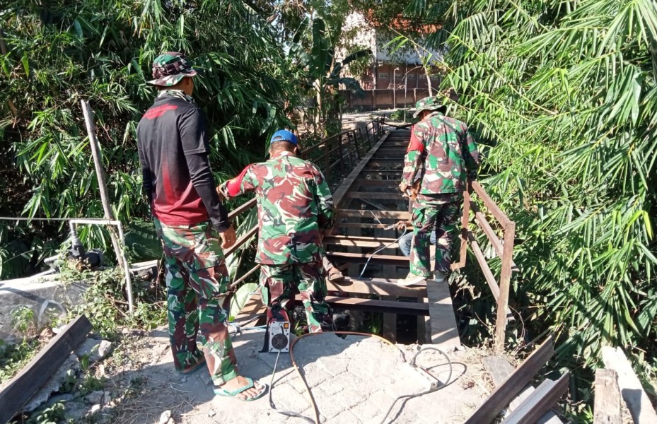 Kemanunggalan TNI-Rakyat: Satgas TMMD 129 Bojonegoro Kebut Perbaikan Jembatan Kesongo