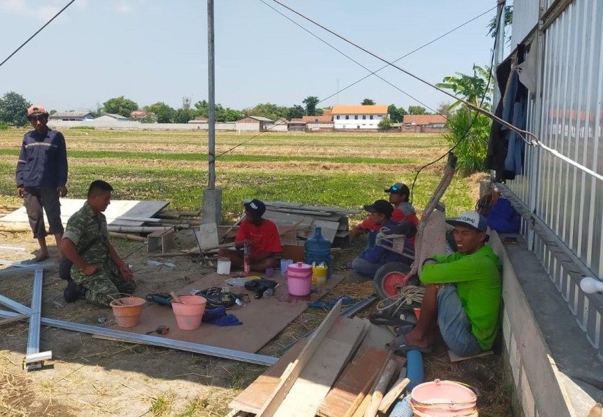 Sertu Maroyanto Sambang Warga Mentaos
