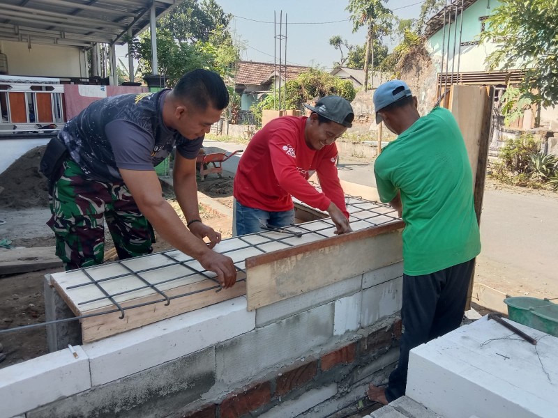 Wujudkan Lingkungan Bersih, Sertu Edi Gencarkan Aksi Gotong-Royong