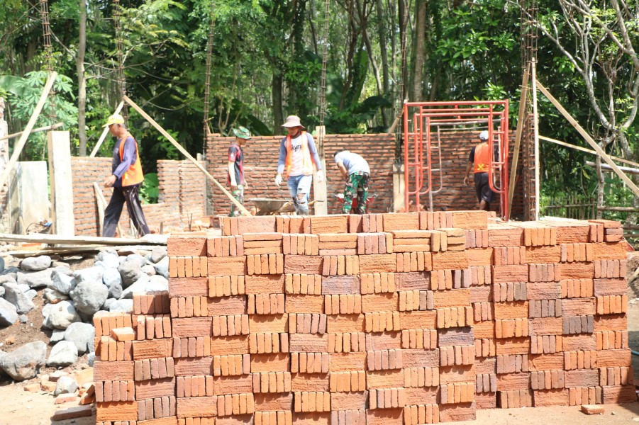 Rehab Mushola Baiturrohim Jadi Sasaran Fisik TMMD ke-128 Kodim 0820 Probolinggo memasuki tahap pemasangan baru bata merah