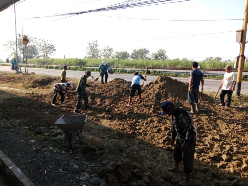 Sertu Krisna Gelar Karya Bakti di Lokasi Koperasi Merah Putih