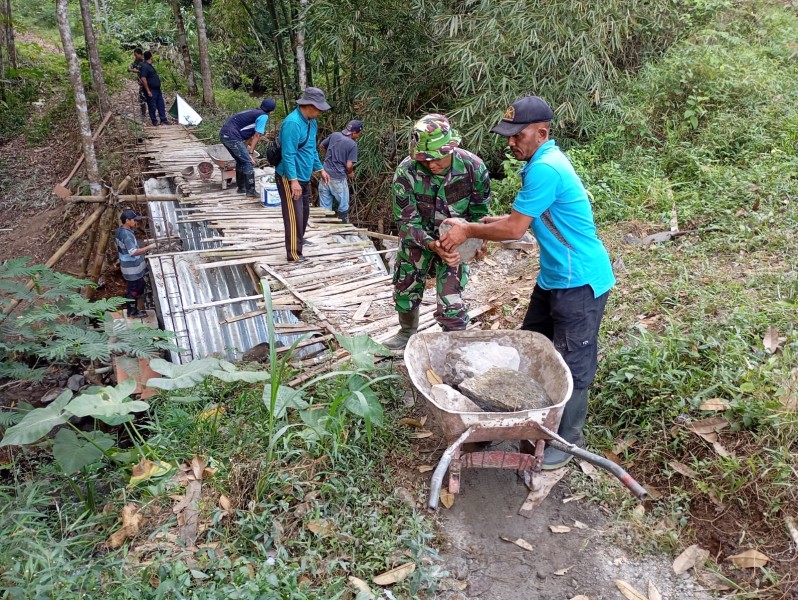 Serka Nursai Gotong-Royong Bangun Jembatan