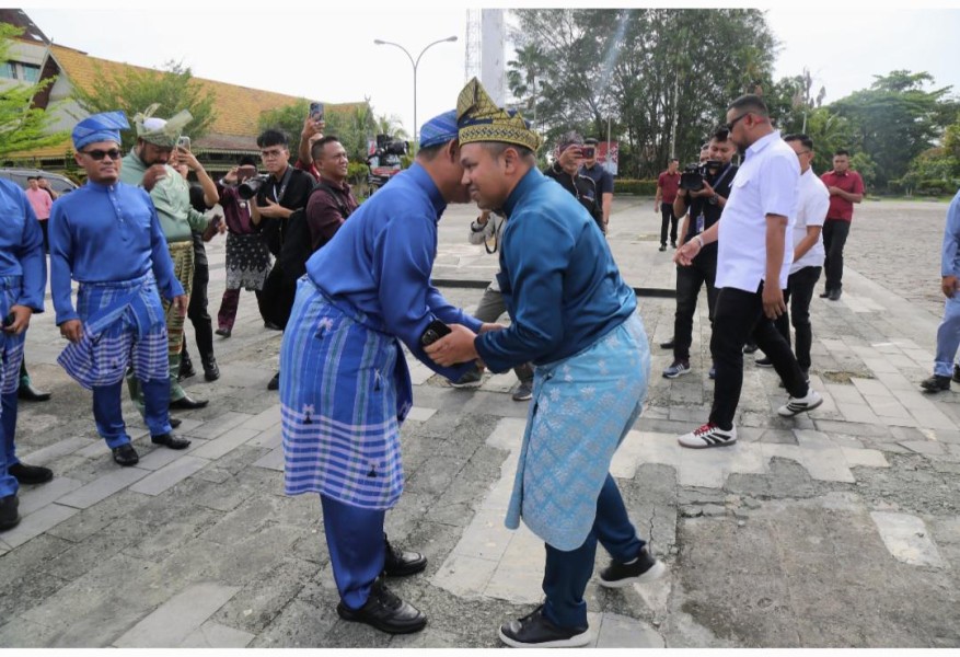Bupati Inhil  H. Herman Sambut  Gubernur Riau Abdul Wahid Saat  Hadiri Milad Inhil ke 60 Tahun 2025
