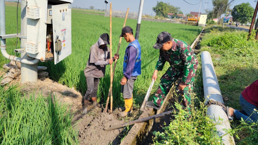 Sertu Agung Bantu Petani Pulorejo Bersihkan Saluran Irigasi