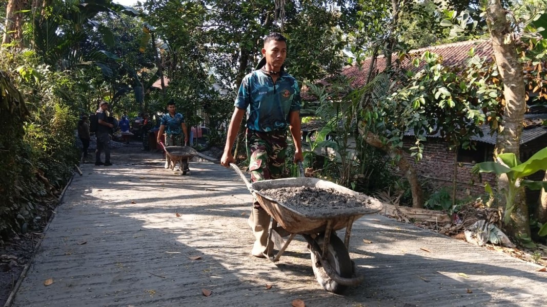 Pengecoran Jalan TMMD ke-129 Dipercepat, Sinergi TNI-Polri Perkuat Pembangunan Desa