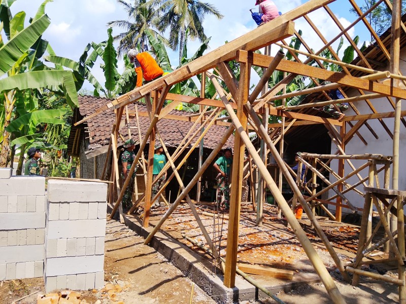 Kerangka Rumah Ibu Ety Mulai Berdiri, TMMD ke-129 Wujudkan Harapan Baru Menuju Hunian Layak