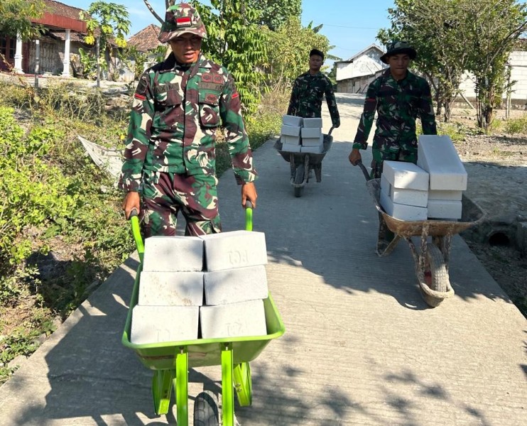 Gerobak Dorong Jadi 'Kendaraan Tempur' Satgas TMMD 129 Bojonegoro Angkut Material