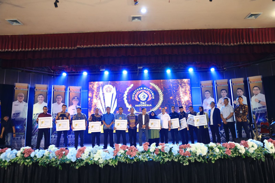 Sebanyak 5 Tokoh Inspiratif Terima PWI Inhil Award 2024