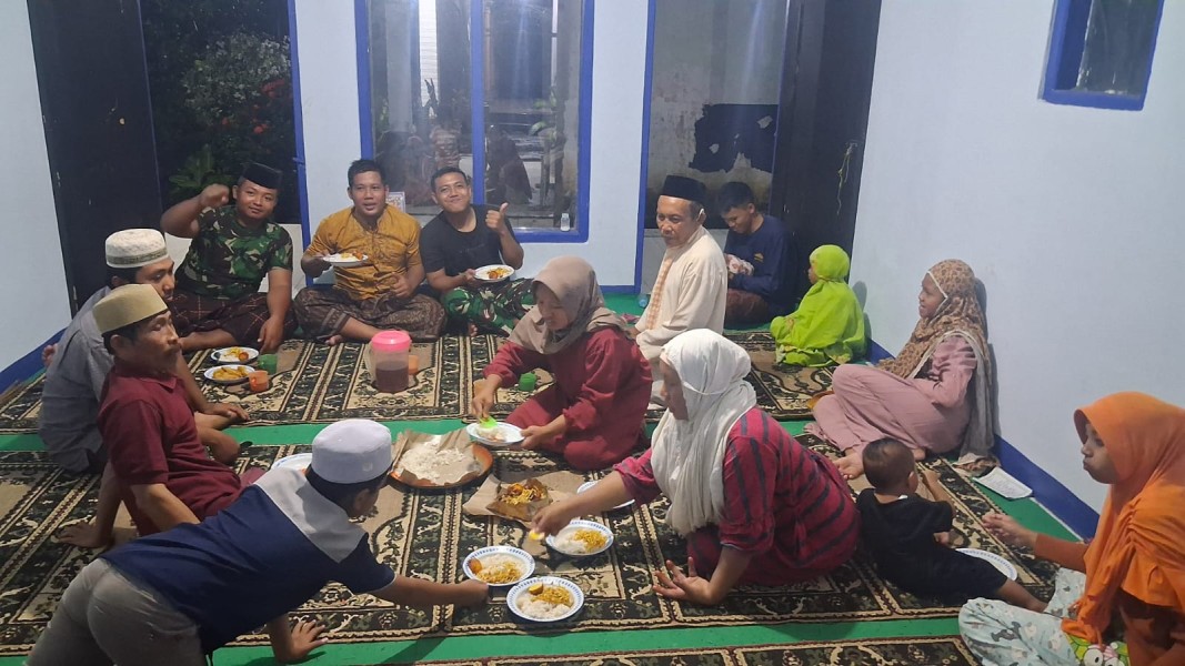 Satgas TMMD Ke-128 dan Warga Makan Bersama, Bukti Nyata Kemanunggalan TNI-Rakyat
