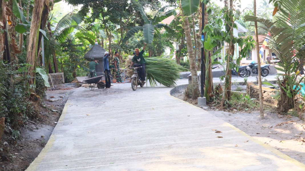 Dulu Sulit Lewat, Kini Mudah Angkut Pakan Sapi, Pak Rofik Rasakan Manfaat Rabat Beton TMMD