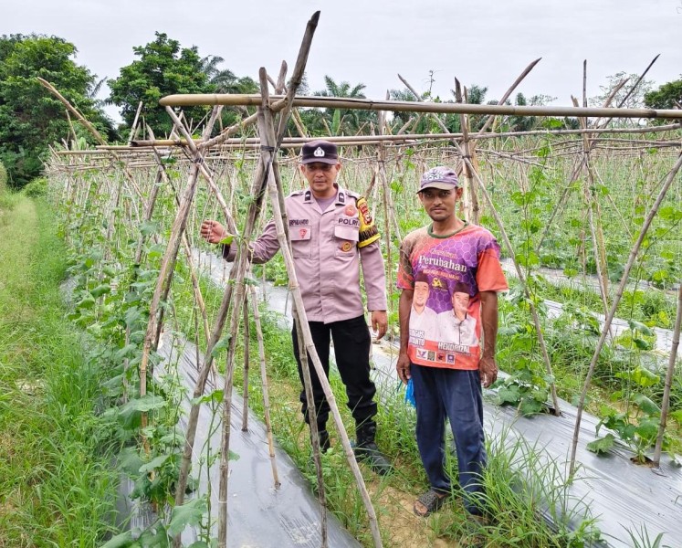 Kawal Ketahanan Pangan dan Cegah Karhutla, Polsek Kuala Cenaku Sambangi Petani Rawa Sekip