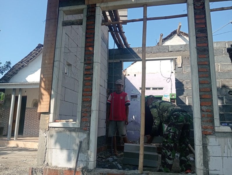 Babinsa Jogoroto Bantu Kebut Pembangunan Rumah Warga