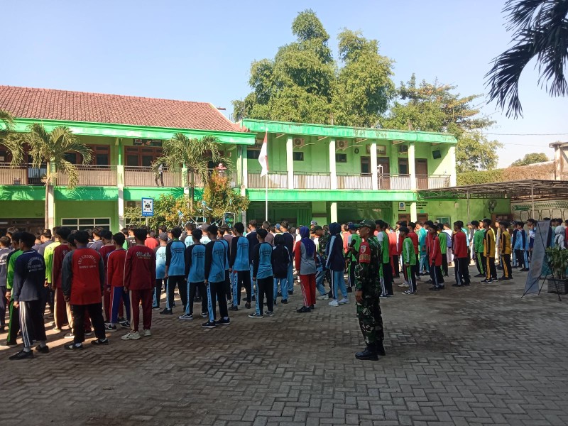 Serka Agus Berikan Materi Wasbang dan PBB di SMK NU Unggulan