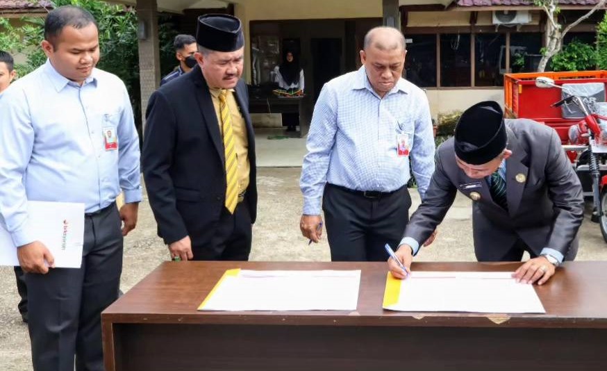 Bank Riau Kepri (BRK) Syariah Salurkan CSR Kendaraan Pengangkut Sampah