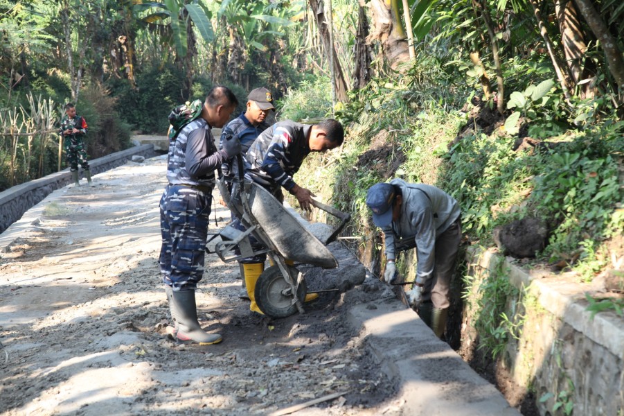 Satgas TMMD ke-129 Kodim 0821/Lumajang Kebut Pengecoran Drainase, Wujudkan Infrastruktur Desa yang Tangguh