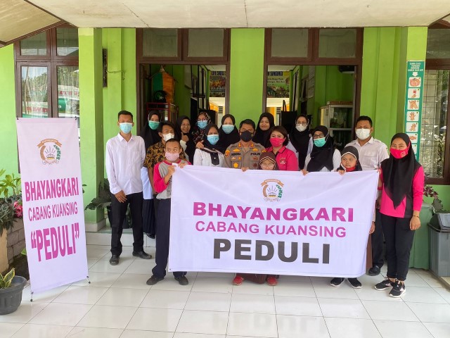 Ketua Bhayangkari  Kuansing Bersama Pengurus Melaksanakan Bakti Sosial