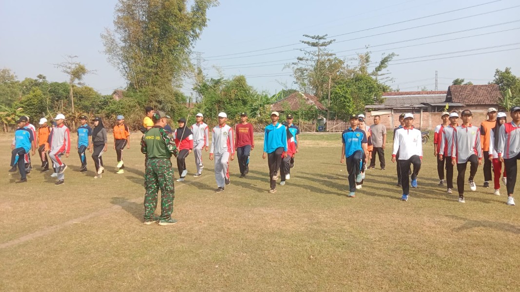 Babinsa Serda Agus Latih Paskibraka