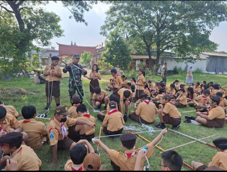 Serma Agro Latih Kedisiplinan Pramuka SDN Plumbon 1