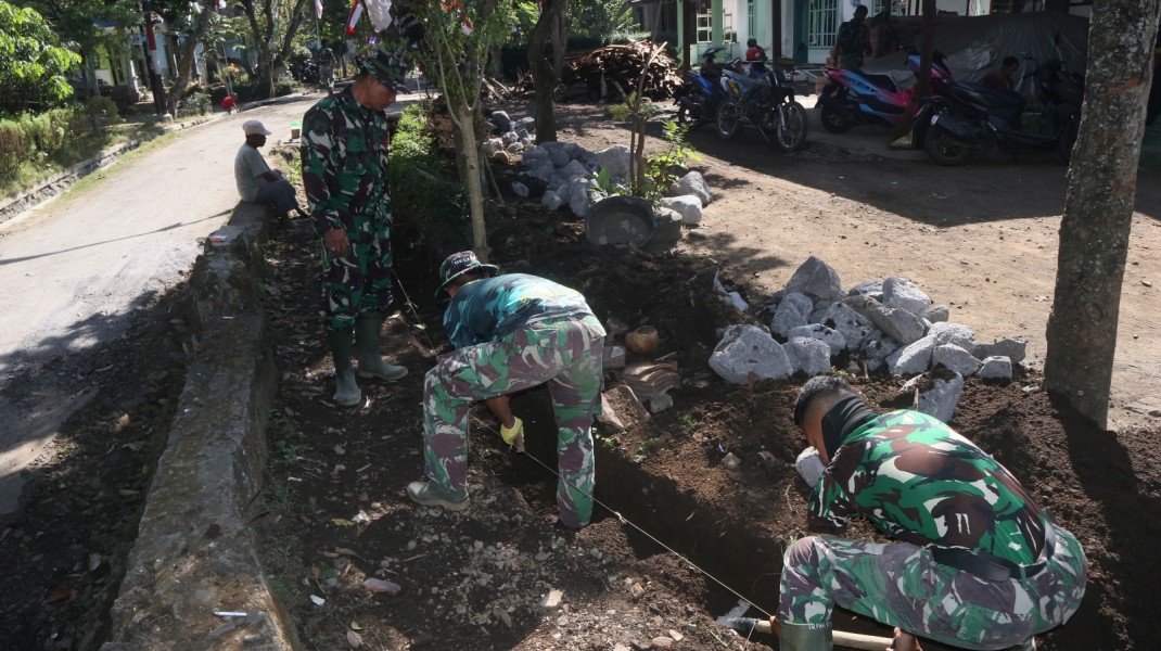 Komandan SSK TMMD Ke-129 Kodim 0821/Lumajang Tinjau Galian Irigasi, Pastikan Pekerjaan Sesuai Standar