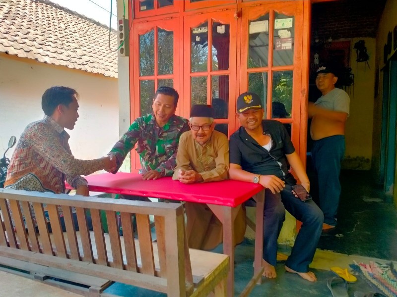 Sertu Soleh Kunjungi Desa Gondek
