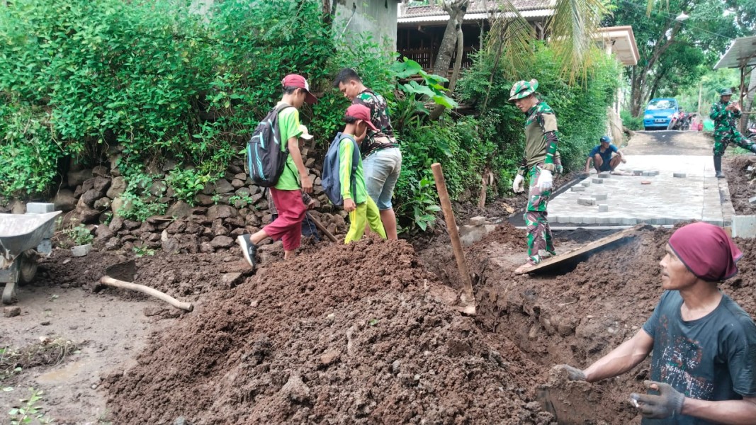 Siswa Klagin Lintasi Jalur yang Segera Dipaving, Satgas TMMD Ke-128 Pacu Pengerjaan