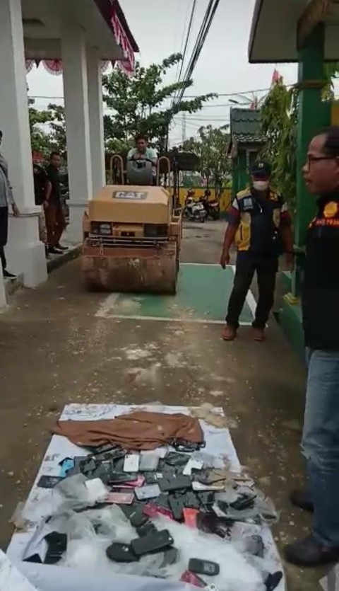 Kejari Inhil Musnahkan Ratusan  Handphone