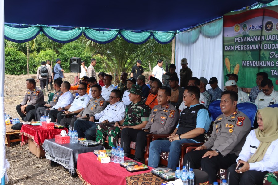 Polres Indragiri Hilir Bersama Forkopimda Laksanakan Penanaman Jagung Serentak Kuartal IV Tahun 2025 di Desa Teluk Jira
