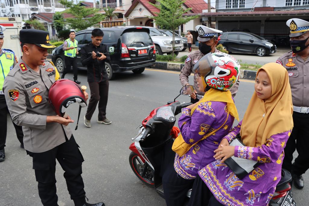 Kapolres Berikan Hadiah Kepada  Pengendara Yang Tertib Dalam Berkendara