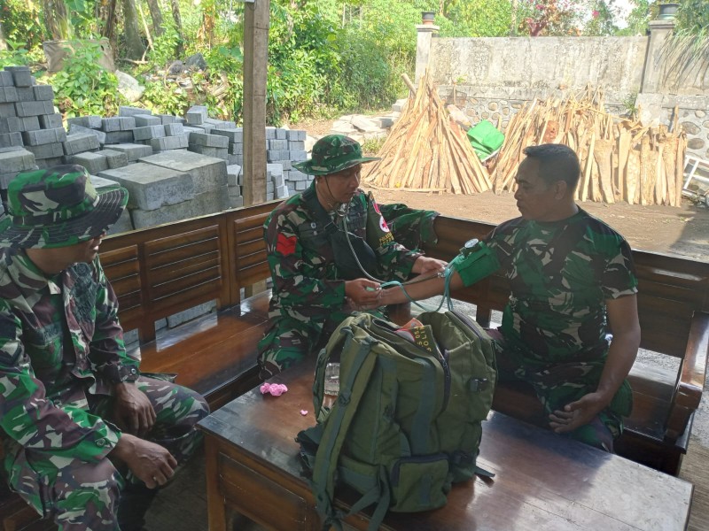 Tim Kesehatan Polkes 05-09-17 Probolinggo Dukung Sukses TMMD ke-128 Melalui Pelayanan Kesehatan