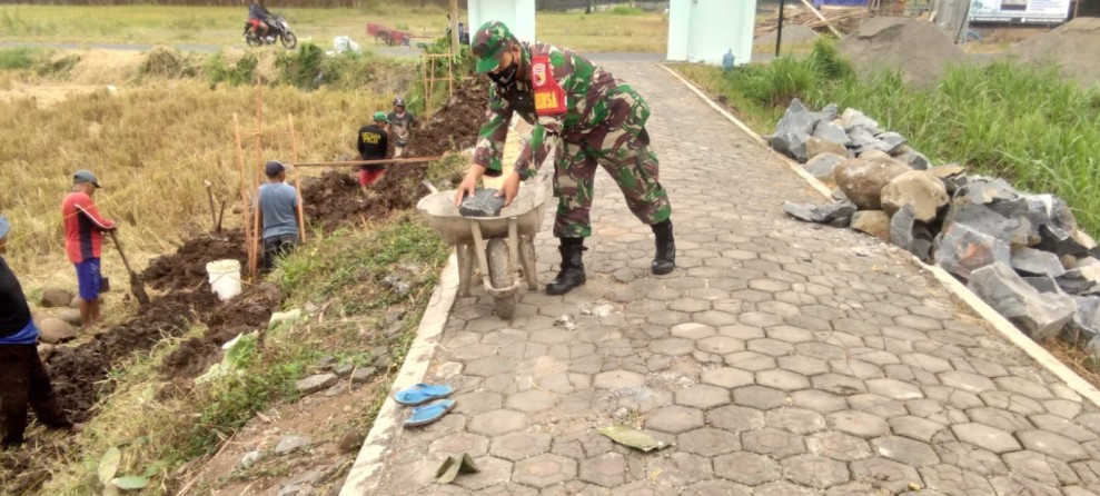 Sertu Saleh Bantu Bangun Jalan di Desa Gondek